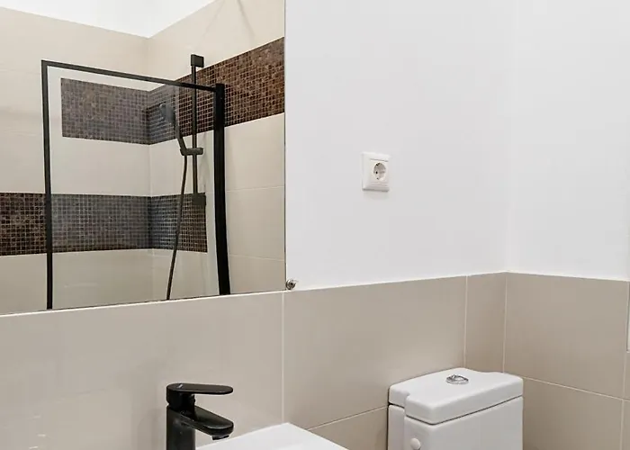 Pedestrian Apartment, The Location Appartement