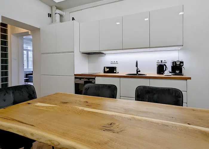 Pedestrian Apartment, The Location Appartement *