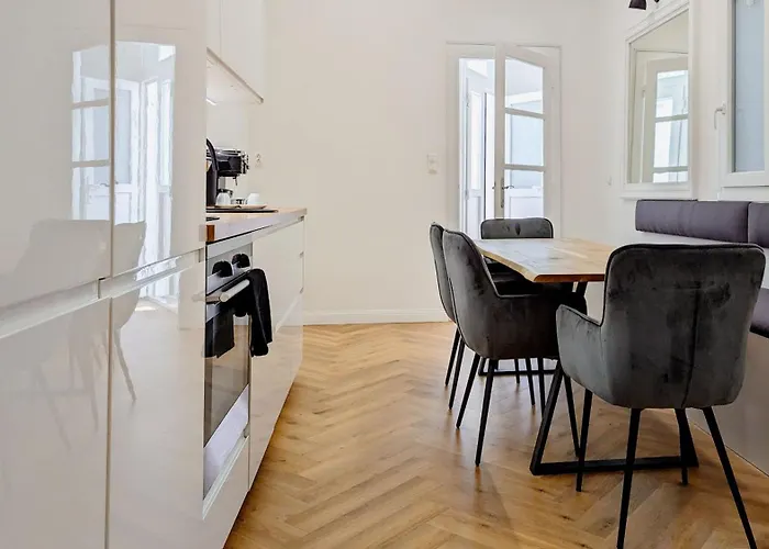 Pedestrian Apartment, The Location * Budapesta