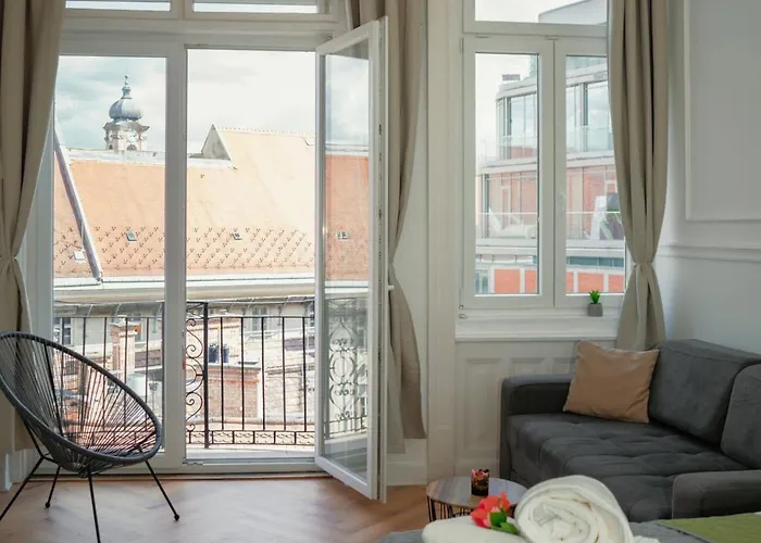 Pedestrian Apartment, The Location