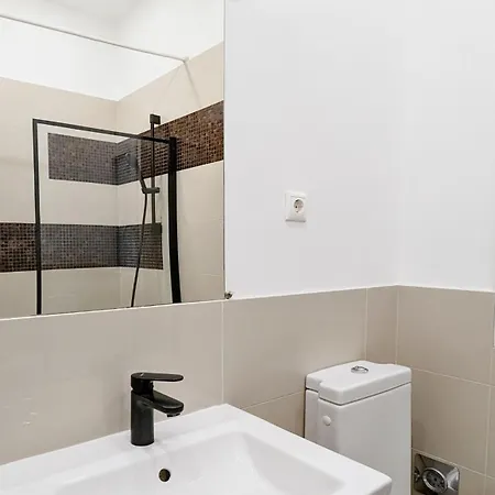 Pedestrian Apartment, The Location アパート