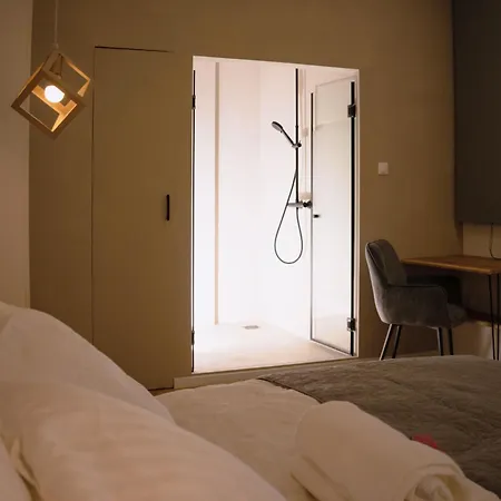 Pedestrian Apartment, The Location アパート *