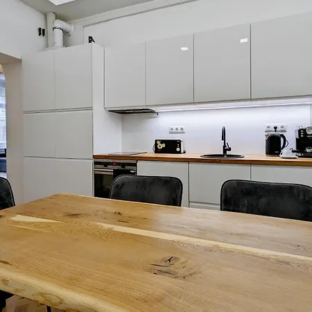 Pedestrian Apartment, The Location アパート *