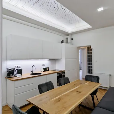 アパート Pedestrian Apartment, The Location
