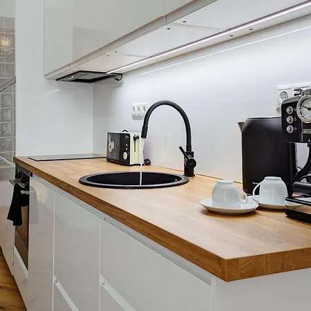 Pedestrian Apartment, The Location アパート *