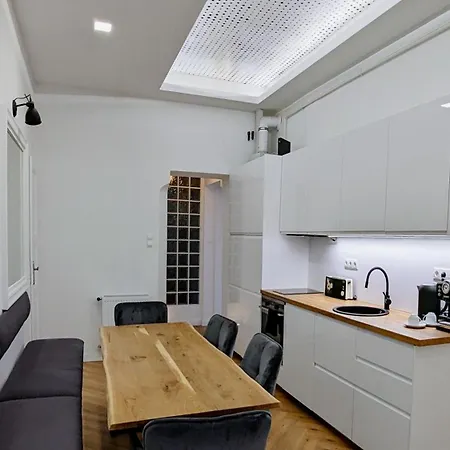 Pedestrian Apartment, The Location アパート